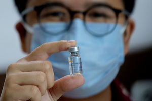 <p>Tenaga kesehatan menunjukkan vaksin COVID-19 produksi Sinovac usai dilakukan penyuntikan di RS Siloam TB Simatupang, Jakarta, Kamis, 14 Januari 2021.Foto: Ismail Pohan/TrenAsia</p>
