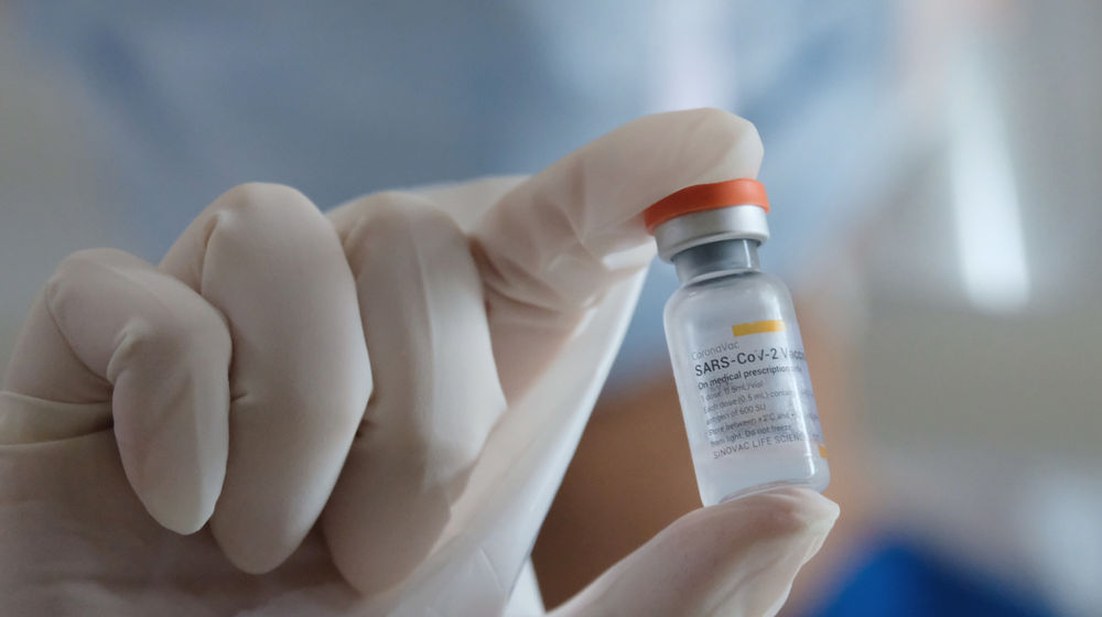 <p>Petugas medis menunjukkan vaksin COVID-19 produksi Sinovac sebelum dilakukan penyuntikan kepada tenaga kesehatan di RS Siloam TB Simatupang, Jakarta, Kamis, 14 Januari 2021.Foto: Ismail Pohan/TrenAsia</p>
