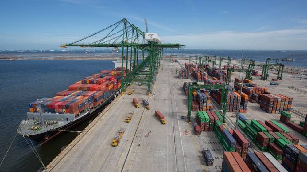 <p>Proses bongkar muat petikemas di pelabuhan/ Sumber; Humas Kemenhub</p>
