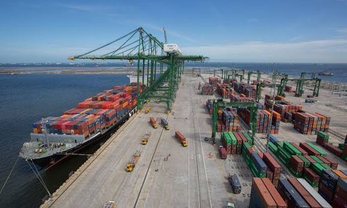 <p>Proses bongkar muat petikemas di pelabuhan/ Sumber; Humas Kemenhub</p>
