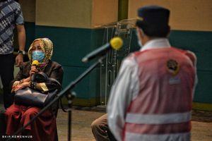 <p>Menteri Perhubungan Budi Karya Sumadi saat menemui keluarga korban jatuhnya pesawat Sriwijaya Air SJ 182 / Dok. BKIP</p>
