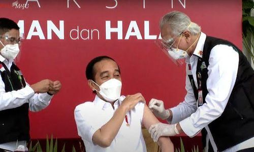 <p>Presiden Joko Widodo yang menjadi pihak pertama yang memperoleh vaksin COVID-19/ Sumber: TrenAsia.com</p>
