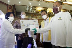 <p>Menteri Sosial (Mensos) Tri Rismaharini (kiri) menyerahkan dokumen dan mock up kartu peserta program ATENSI kepada seorang penerima didampingi Dirjen Rehabilitasi Sosial Kemensos R Harry Hikmat (dua kanan) dan Direktur Hubungan Kelembagaan Bank Mandiri Rohan Hafas di Jakarta. Rabu, 13 Januari 2021 / Perseroan</p>
