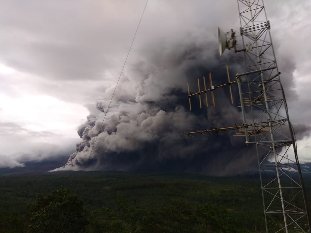 <p>Semburan awan panas Gunung Semeru, Sabtu 16 Januari 2021/ Sumber: magma.vsi.esdm.go.id</p>
