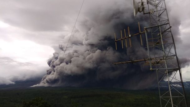 Breaking News: Gunung Semeru Meletus, Warga Berhamburan dan Berteriak,  'Allahu Akbar, Allahu Akbar'