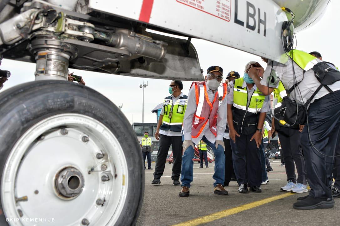 <p>Menteri Perhubungan Budi Karya Sumadi saat melakukan inspeksi keselamatan alias ramp check pesawat di Bandara Soekarno-Hatta, Minggu 17 Januari 2021 / Dok. BKIP Kemenhub</p>
