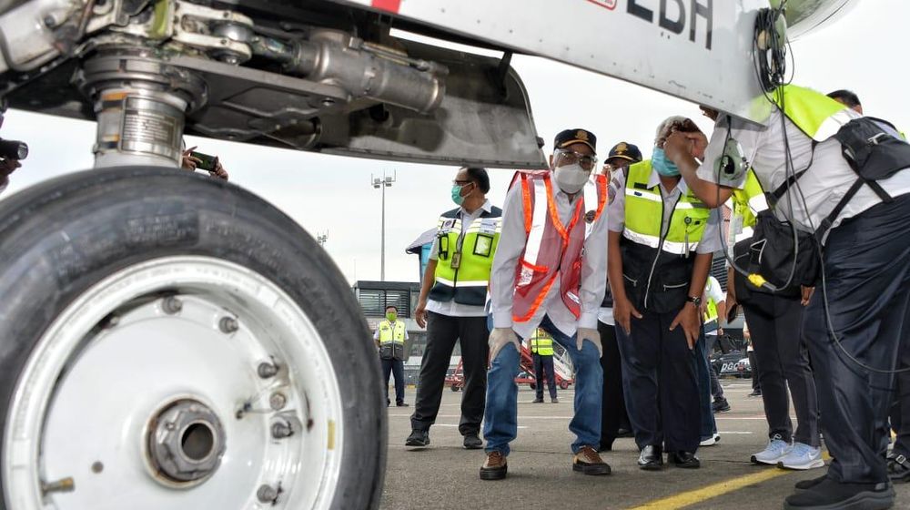 <p>Menteri Perhubungan Budi Karya Sumadi saat melakukan inspeksi keselamatan alias ramp check pesawat di Bandara Soekarno-Hatta, Minggu 17 Januari 2021 / Dok. BKIP Kemenhub</p>
