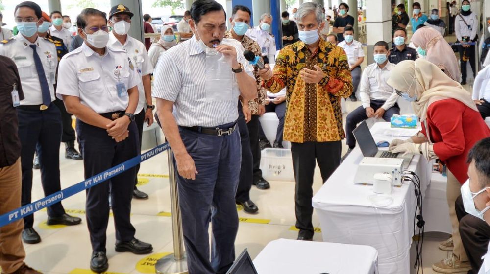 <p>Menko Marves Luhut Binsar Pandjaitan saat mencoba alat deteksi COVID-19 GeNose karya Universitas Gadjah Mada (UGM) di Stasiun KA Pasar Senen, Jakarta, Sabtu 23 Januari 2021. Dok BKIP</p>

