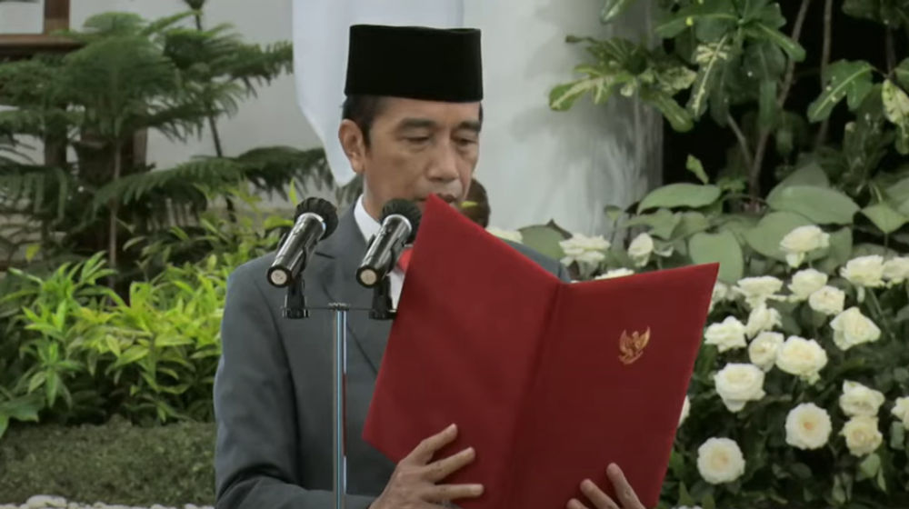 <p>Presiden Joko Widodo akan menetapkan dewan direktur Lembaga Pengelola Investasi (LPI) atau Indonesia Investment Authority (INA) paling lambat minggu depan. Sebelumnya, pelantikan dewan pengawas (Dewas) secara resmi telah dilakukan pada Rabu, 27 Januari 2021. / Tangkapan Layar YouTube Setpres.</p>
