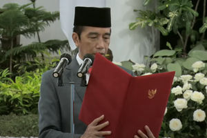 <p>Presiden Joko Widodo akan menetapkan dewan direktur Lembaga Pengelola Investasi (LPI) atau Indonesia Investment Authority (INA) paling lambat minggu depan. Sebelumnya, pelantikan dewan pengawas (Dewas) secara resmi telah dilakukan pada Rabu, 27 Januari 2021. / Tangkapan Layar YouTube Setpres.</p>
