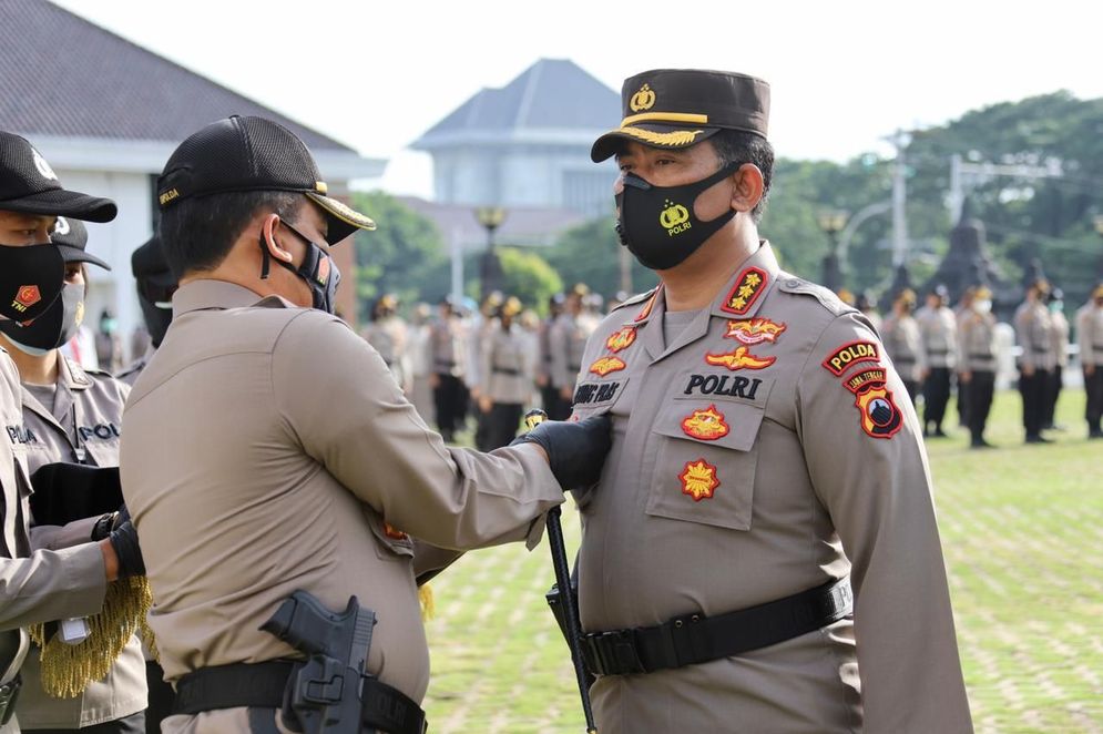Kapolda Jateng saat menyematkan Pin Emas Kapolri pada Ditnarkoba Polda Jateng Kombespol Ign Agung Prasetyoko