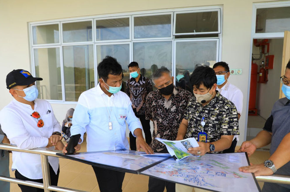 Kepala BP Batam, M Rudi mendapat penjelasan dari  Manager Pengelolaan Lingkungan BP Batam, Iyus Rusmana.