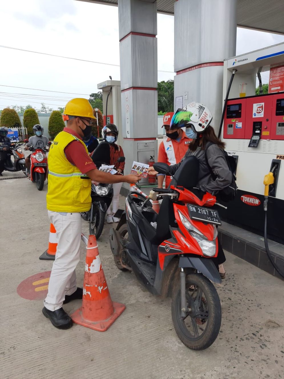 PT Pertamina (Persero) Marketing Operation Region (MOR) II Sumbagsel melakukan refreshment kepada 56 Safetyman SPBU dan sosialisasi mengenai Safety & Survey pelanggan di SPBU kepada para konsumen.