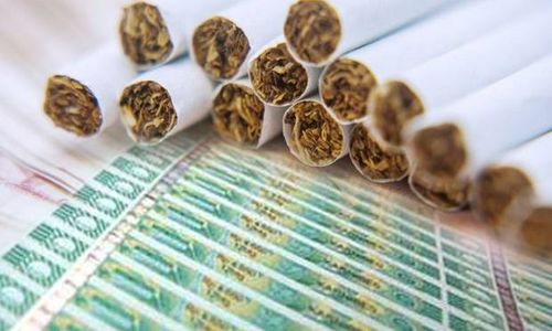 Tarif cukai naik berdampak pada kenaikan harga rokok di pasaran. 