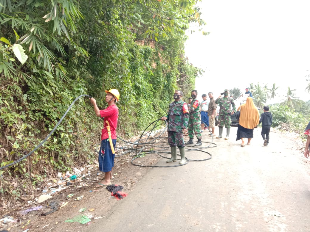 Babinsa Koramil 07/Pagat Bersama Masyarakat Bantu Petugas PLN Pasang Jaringan Listrik