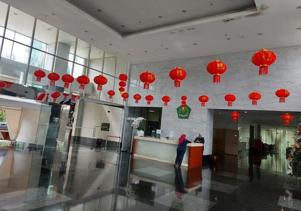 Hiasan lampion Imlek dan ucapan selamat hari raya Imlek di lobby kantor Kemenag RI