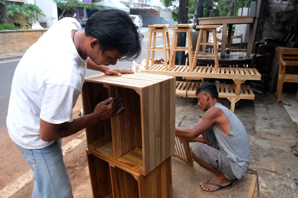 Pekerja menyelesaikan pembuatan produk mebel di workshop furniture kawasan Kemang Utara, Jakarta, Kamis, 26 November 2020. Foto: Ismail Pohan/TrenAsia