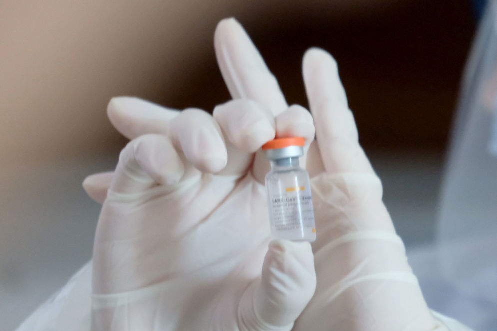 Petugas medis menunjukkan vaksin COVID-19 produksi Sinovac sebelum dilakukan penyuntikan kepada tenaga kesehatan di RS Siloam TB Simatupang, Jakarta, Kamis, 14 Januari 2021.Foto: Ismail Pohan/TrenAsia