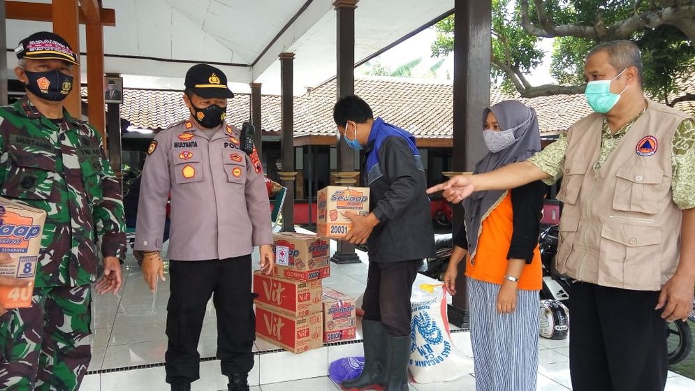 Polsek Mojolaban dan Koramil Mojolaban saat menyerahkan bantuan logistik melalui dapur umum