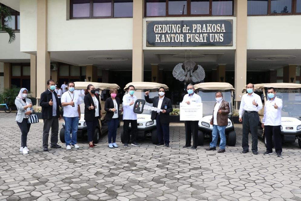 Penyerahan mobil listrik dari Bank Mandiri Pada Rektor UNS Surakarta