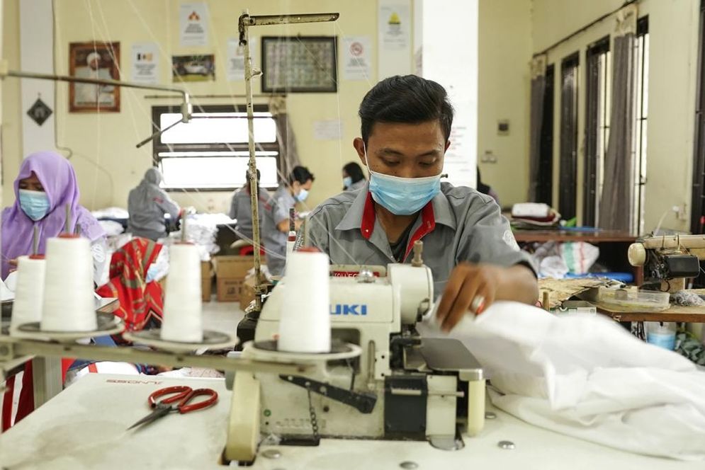 Pekerja UMKM Ramli Collection sedang melakukan proses produksi baju koko.