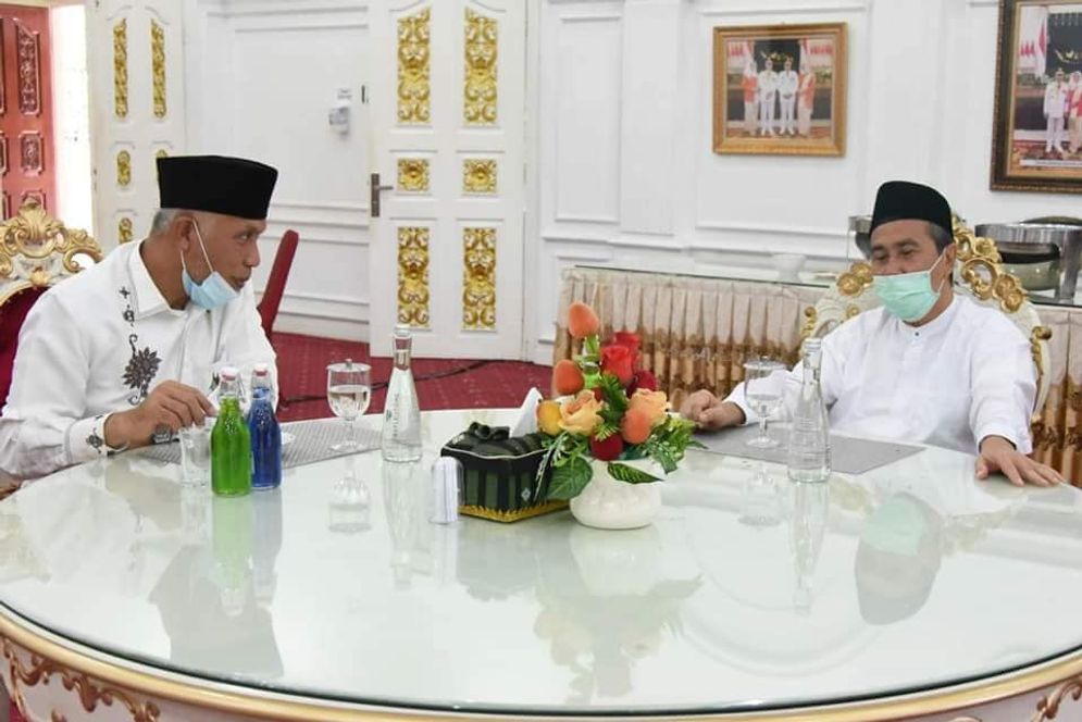 Pertemuan Wali Kota Padang dengan Pemko Padang jadi ajang saling berdiksui. Foto: ist