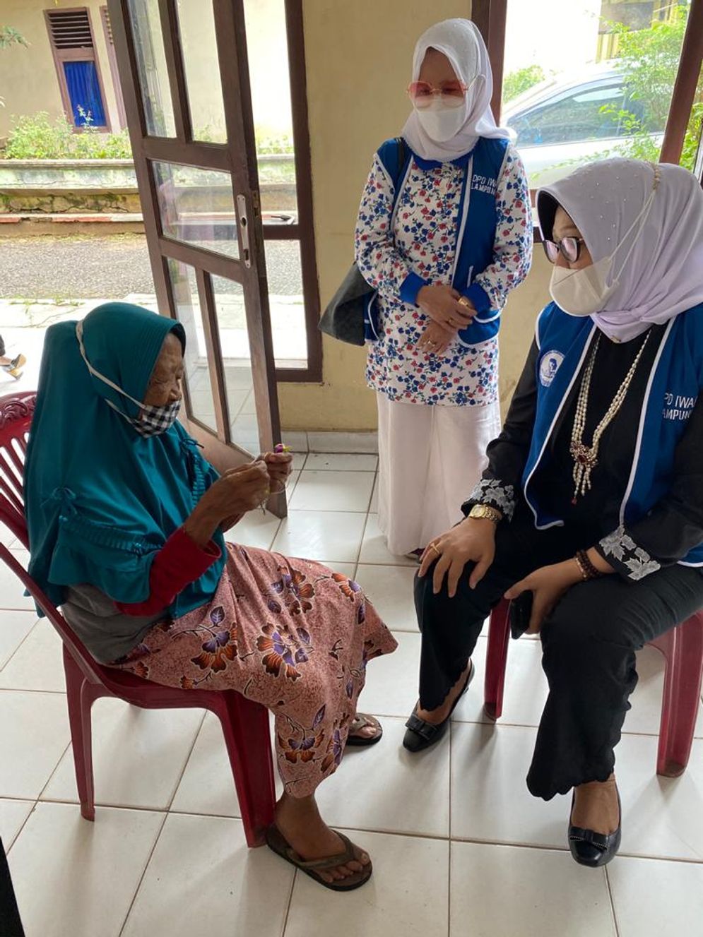 Ketua DPD IWAPI Provinsi Lampung Armalia Reny Madrie AS saat berbincang dengan salah satu lansia di Panti Tresna Werdha Natar.