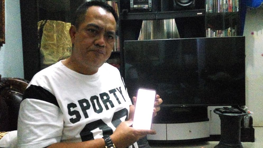 Ketua LAPAAN RI, BRM Kusumo menunjukkan pesan tipu hacker yang meretas ponselnya