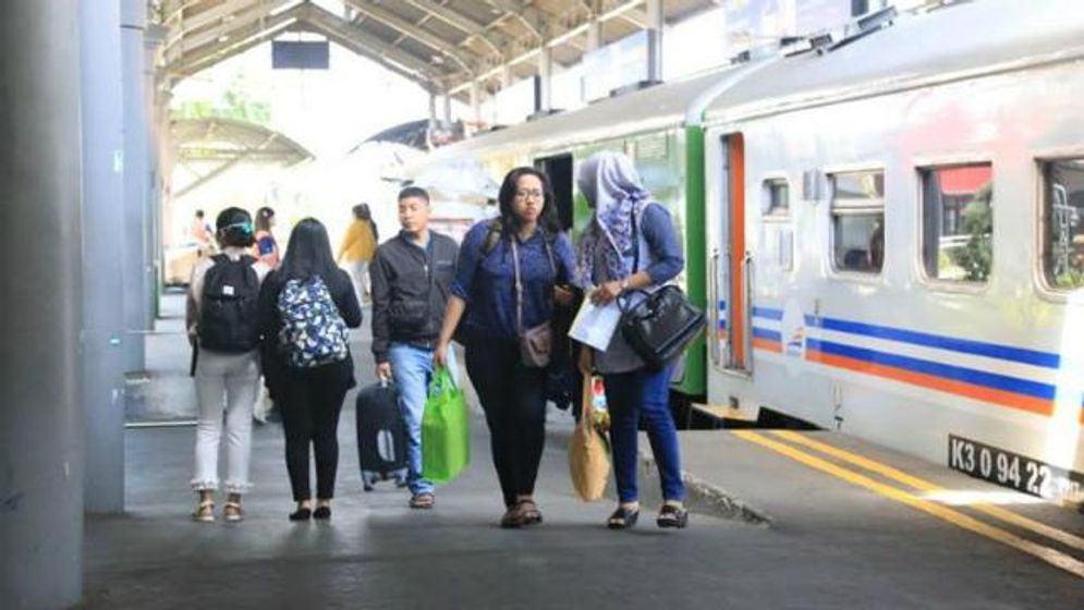 Penumpang Kereta Api saat turun di Stasiun Pasar Turi Surabaya