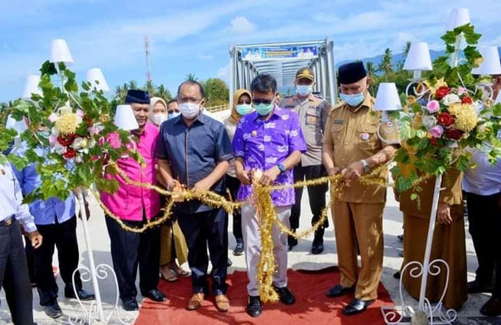 Gubernur Sumbar Irwan Prayitno bersama Wali Kota Padang Mahyeldi saat meresmikan Jembatan Kuranji. Foto: ist