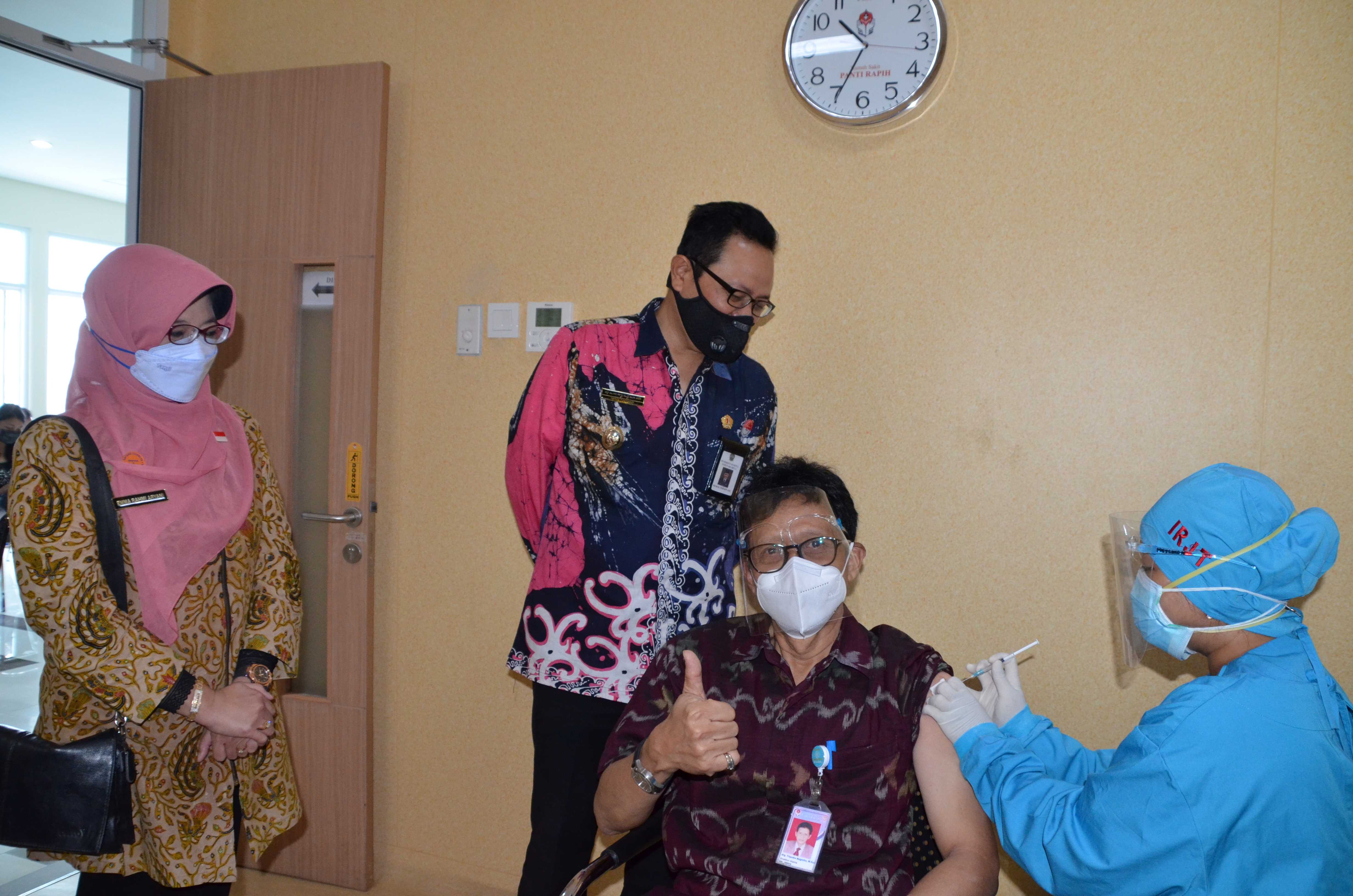Wakil Walikota Heroe Poerwadi memantau vaksinasi COVID-19 untuk nakes lansia