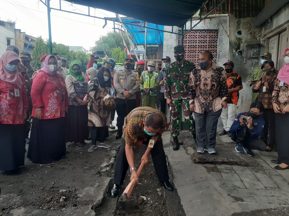Walikota Rudy membuka Karya Bakti Daerah Tahap 1 tahun 2021 di kelurahan Gandekan, Jebres, Surakarta