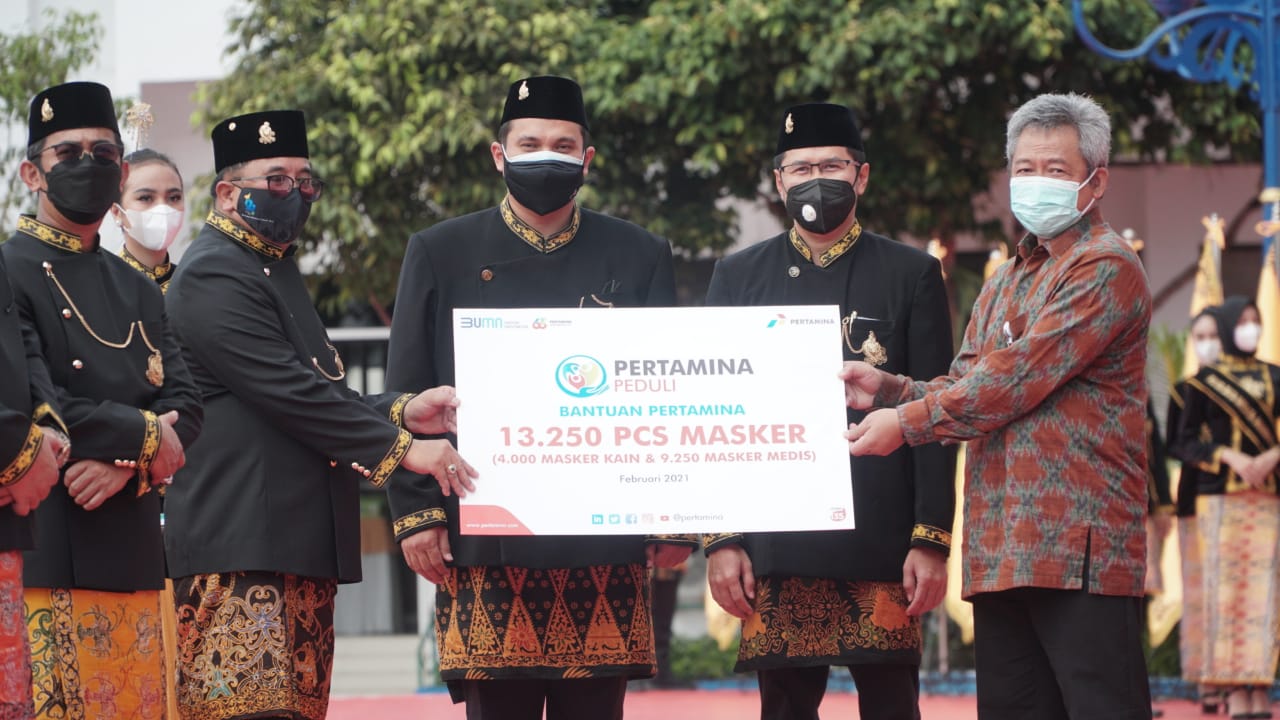 Pertamina menyerahkan bantuan masker 