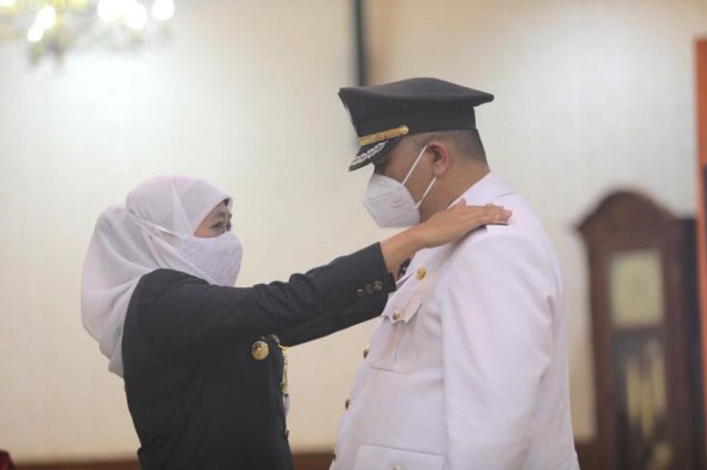 Gubernur Jatim Khofifah Indar Parawansa saat melantik Whisnu Sakti Buana sebagai Wali Kota Surabaya Definitif