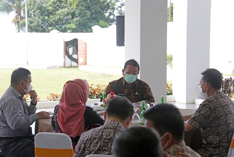 Gubernur Lampung Arinal Djunaidi saat memimpin rapat Pembahasan Smart Village dan Pengembangan BUMDes di Mahan Agung, Bandar Lampung, Kamis (11/2/2021).