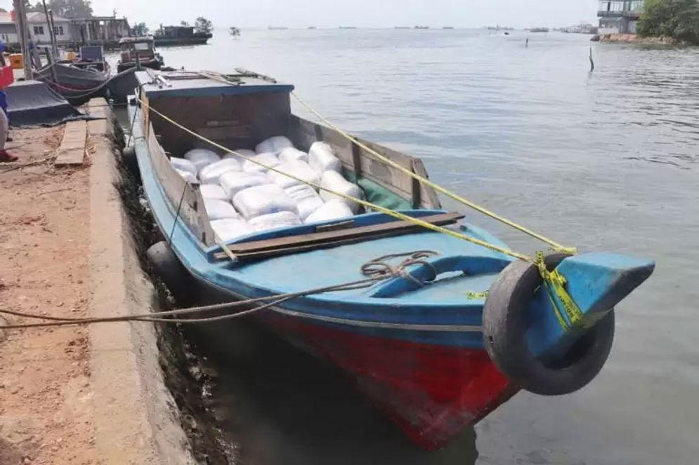 Pancung yang membawa rokok selundupan.