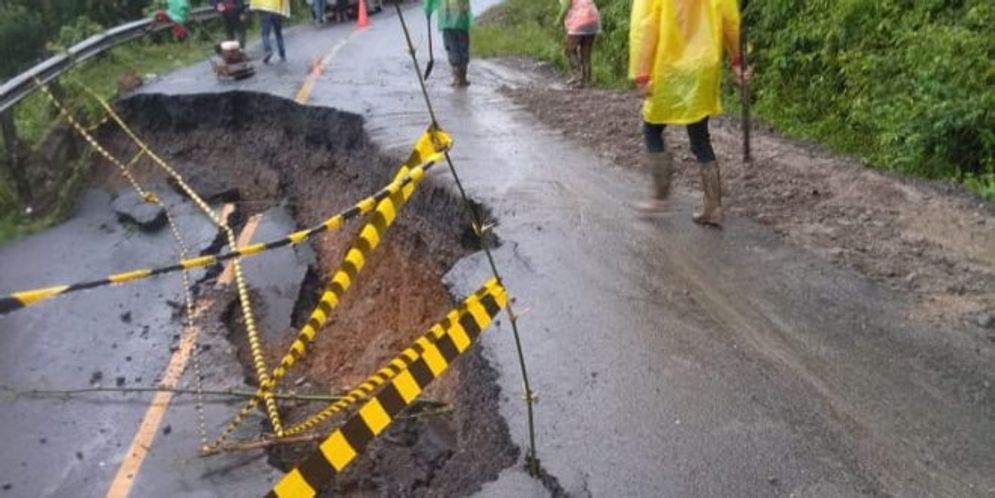 Jalan negara di Desa Lubuk Sepang Lahat amblas