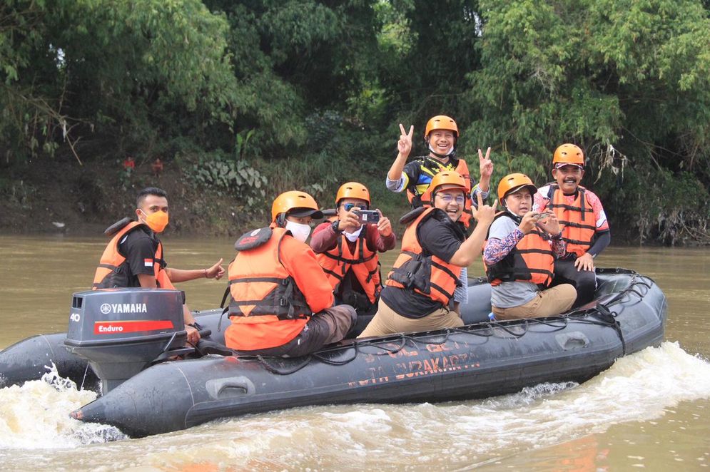 Walikota Rudy saat menjajal perahu dari bantaran Bengawan Solo, Pucang sawit Jebres