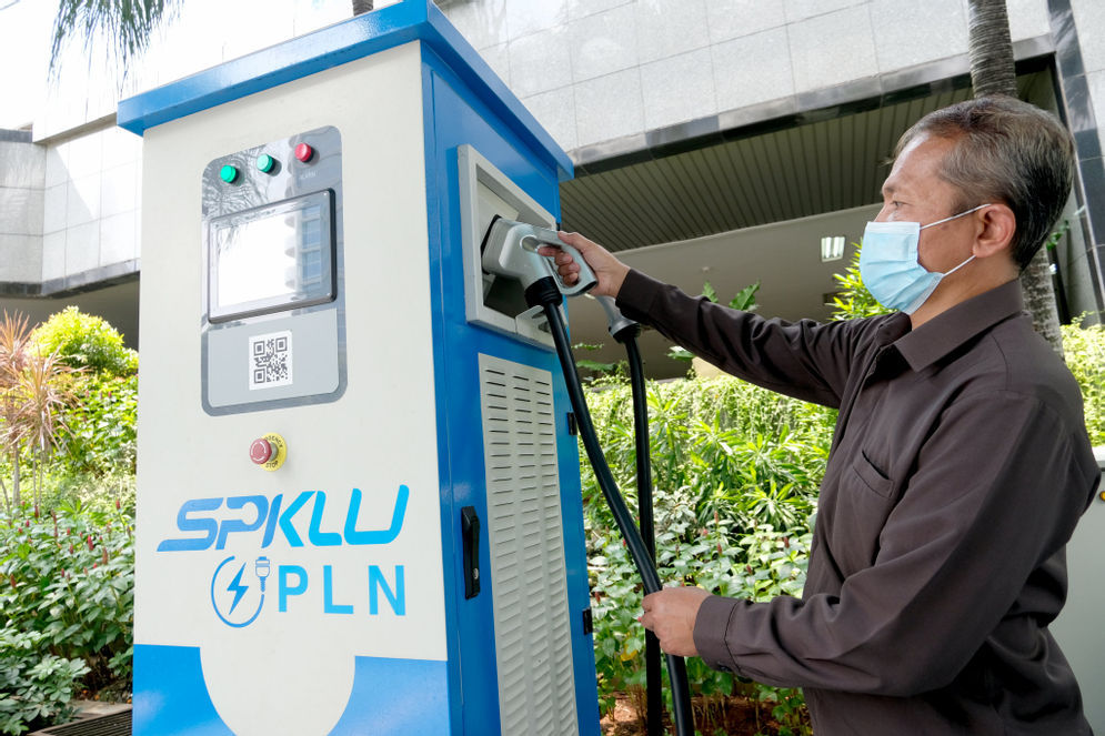Petugas melakukan simulasi pengisian listrik kendaraan bermotor di Stasiun Pengisian Kendaraan Listrik Umum (SPKLU) PLN, di Kantor Pusat PLN, Trunojoyo, Jakarta, Senin, 9 November 2020. Foto: Ismail Pohan/TrenAsia