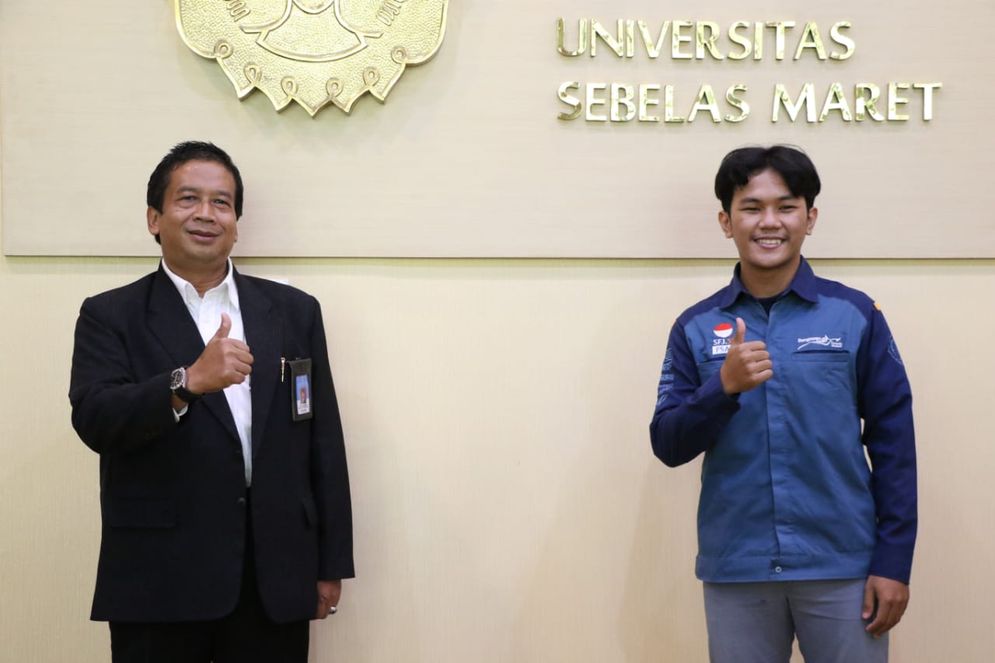 Rektor UNS Prof Jamal Wiwoho dan Alif Sholihin Mahasiswa Senirupa FKIP UNS