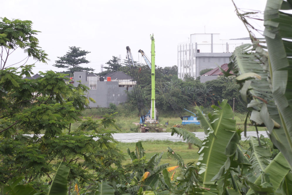 Suasana lengang lokasi pembangunan menara MUI yang mangkrak di kawasan Bambu Apus , Jakarta Timur. 