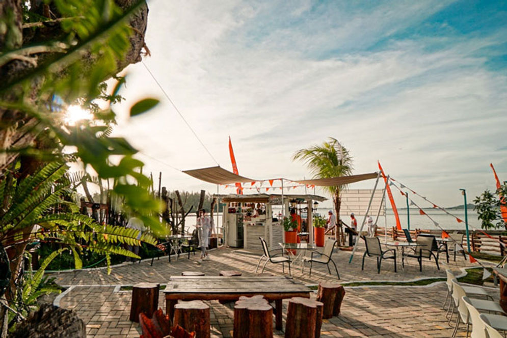 Ada 5 pilihan outlet restoran mulai dari dalam ruangan, luar ruangan sampai bahkan di tepi laut
