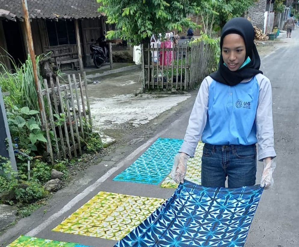 Kain shibori karya KKN UNS untuk warga nogosari Boyolali