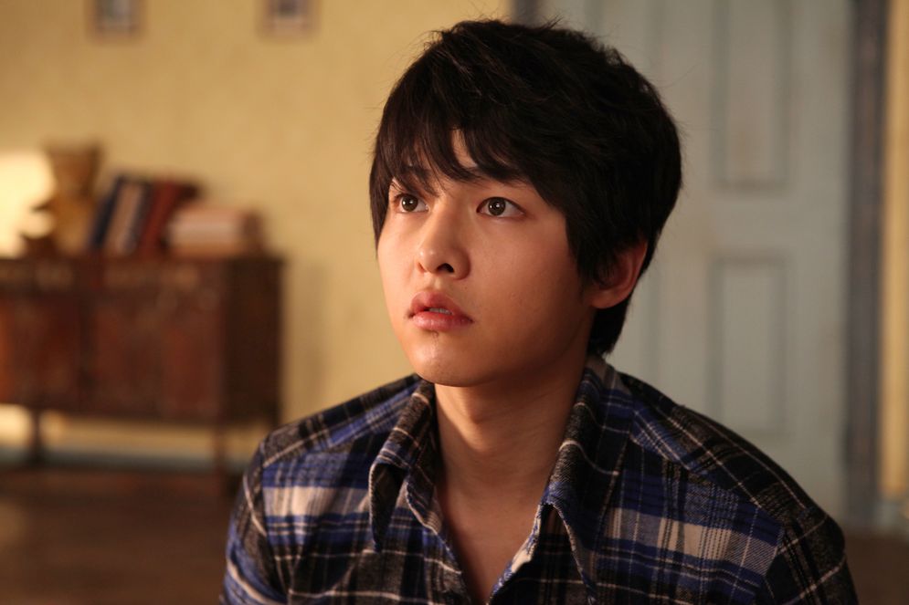 Song Joong Ki saat memerankan anak laki-laki liar di A Werewolf Boy pada 2012 lalu.