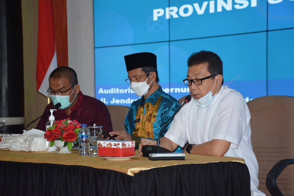 Pj Gubernur Sumbar Hamdani (tengah) memimpin rapat penanganan Covid-19 di Auditorium Gubernuran di Padang. Foto: ist