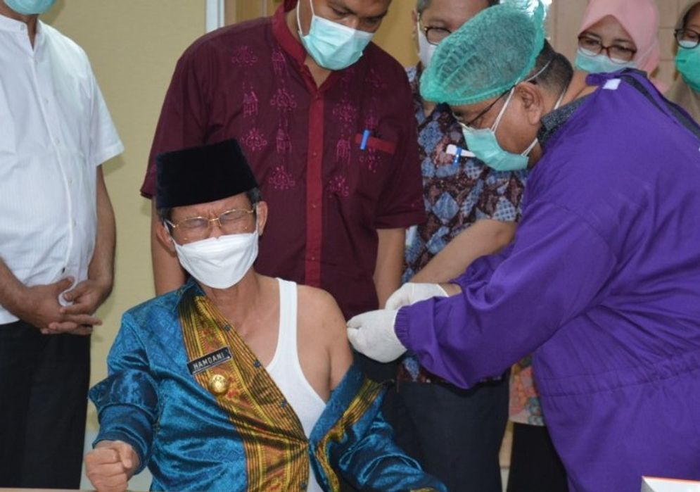 Penjabat Gubernur Sumatera Barat Hamdani saat disuntik vaksin. Foto: Humas Pemprov Sumbar