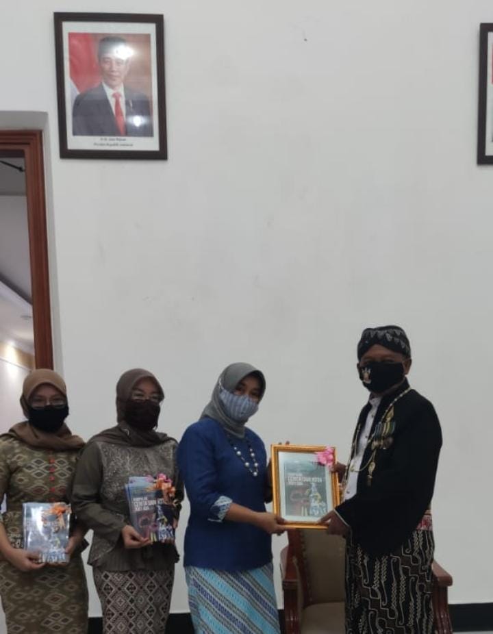 Bupati Pacitan Menerima Buku Cerita dari Kota 1001 Goa dari Penulisnya, Dr. Sri Pamungkas, M.Hum.