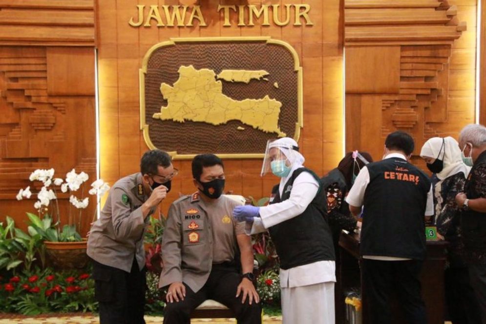 Kepala Kepolisian Daerah Jawa Timur Inspektur Jenderal Polisi Nico Afinta yang menerima suntikan vaksin Covid-19 dosis kedua