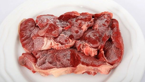 Jangan Sembarangan! Begini Cara Mencairkan dan Menyimpan Daging Beku yang Benar