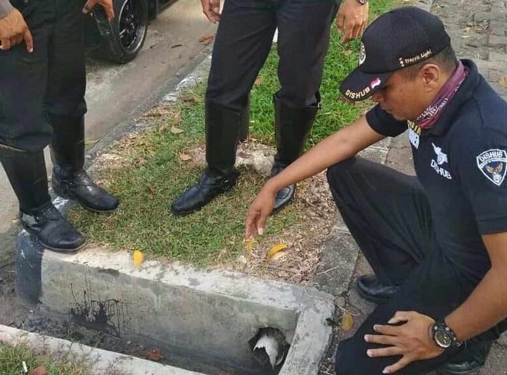 Petugas menemukan tanda-tanda kabel untuk memfungsikan traffic light di curi. Foto: ist